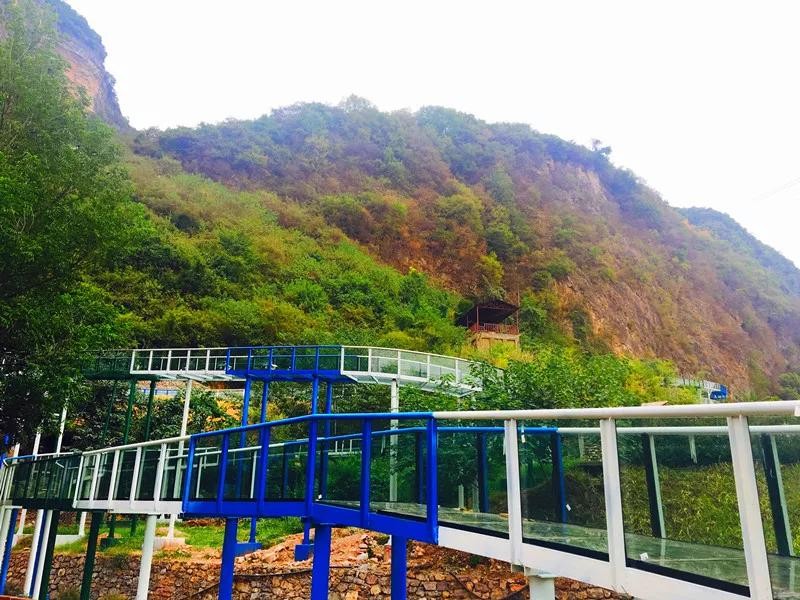 宜昌武陵峡口风景区网红漂玻璃滑道空中漂流开通